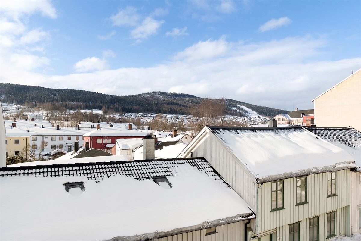 Leilighten ligger i øverste (3. estasje) og har flott utsikt over begyggelsen foran mot Strømsåsen og Haukås